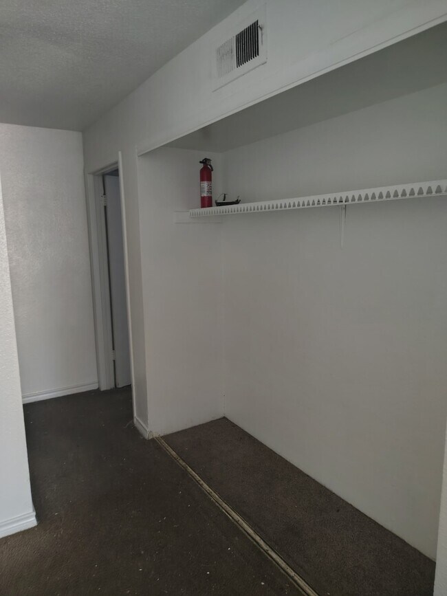 Building Photo - 5625 Antoine Dr