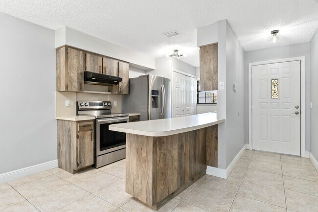 Building Photo - MOVE IN SPECIAL- Beautiful Modern 2/1 Townhome in St. Cloud's Pine Lake Villas