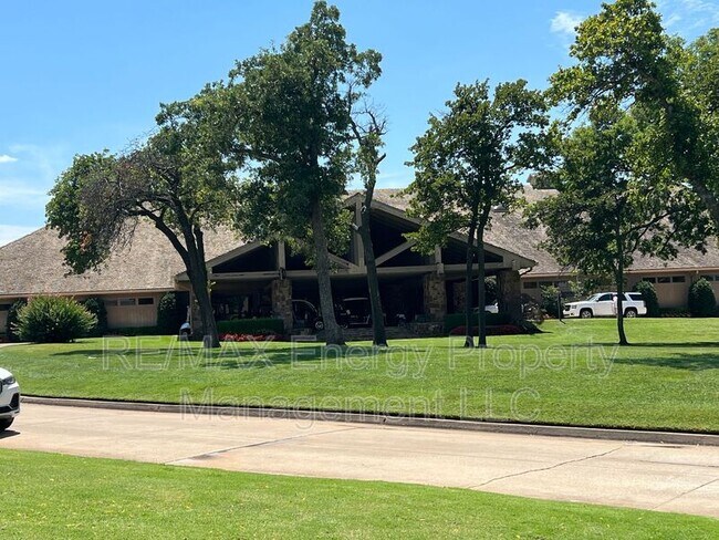 Building Photo - 440 St Claire Dr