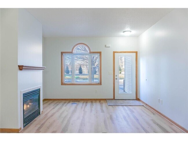 Building Photo - 112X Crystal Pl W