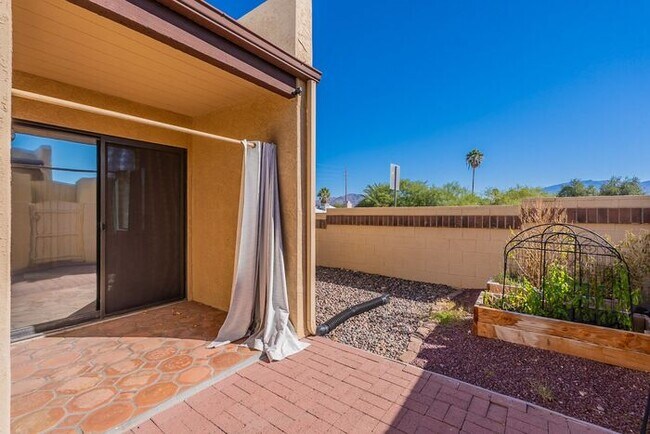 Building Photo - Pending/ Rented - 2-Car Garage & Fenced Yard! 2-Bed, 2-Bath Home in East Tucson