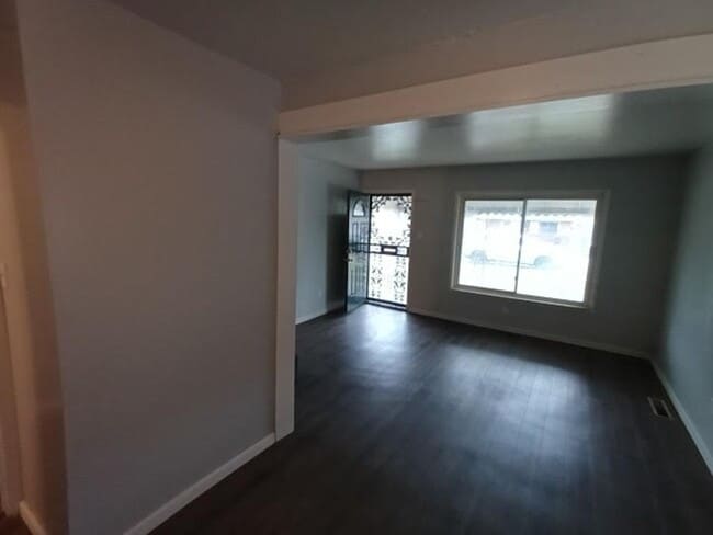 Building Photo - Cozy 2 bedroom 1 bathroom brick ranch