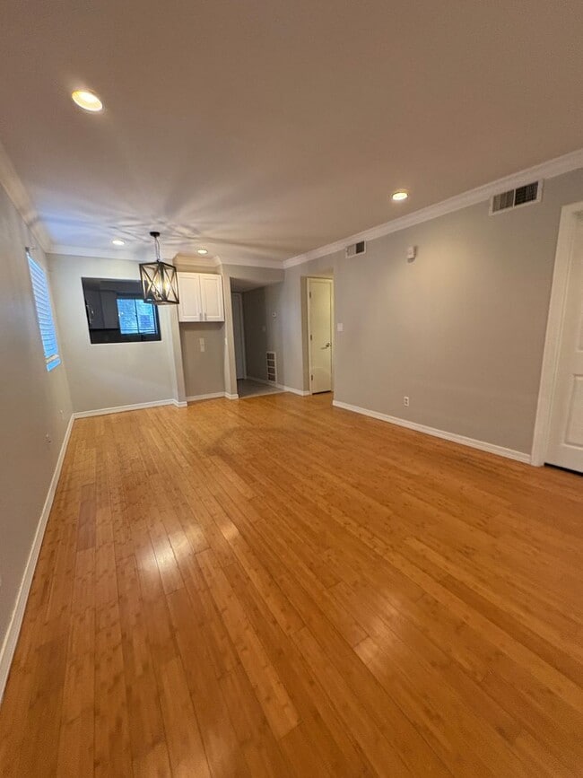 Building Photo - READY TO VIEW NOW! Beautiful 2 Bed/2 Bath ...