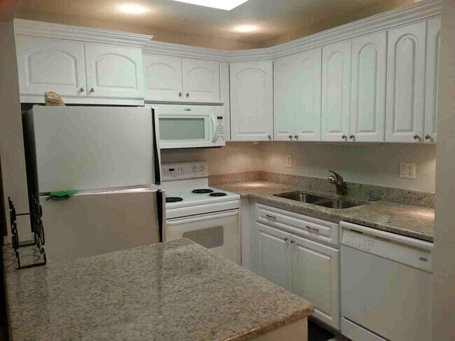 Building Photo - 300 Horizon W