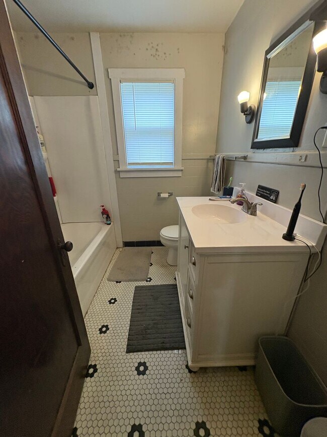 Building Photo - Large 4 Bedroom 1.5 Bathroom Apartment