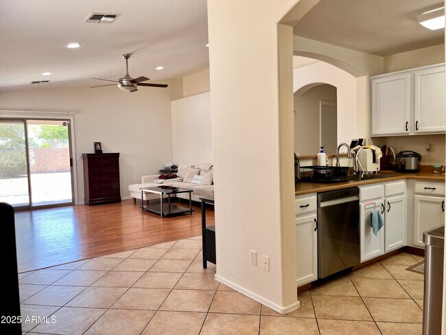 Building Photo - 1825 E Aloe Pl