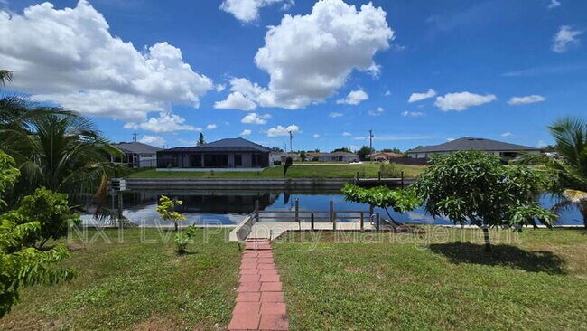 Building Photo - 220 NE 8th Pl