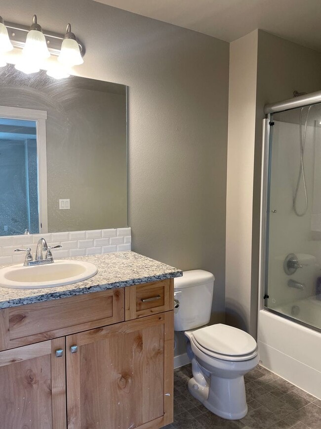 Building Photo - Goregous 3 Bedroom Home Ready for Hot Summ...