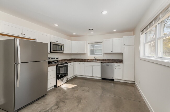 Building Photo - Newly Built 3-bedroom 2 bath Duplex $2200/...