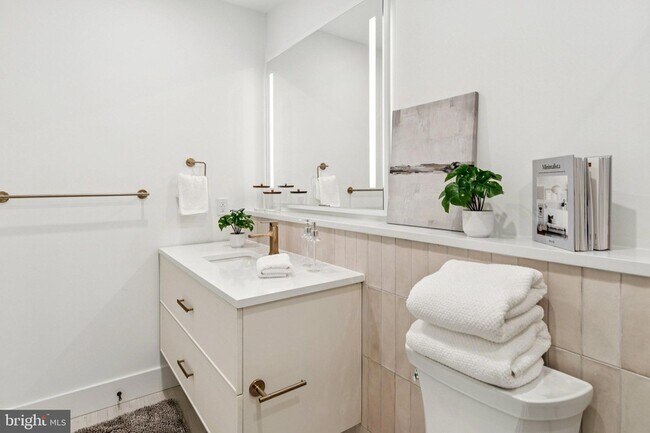 Building Photo - 30 W Allens Ln