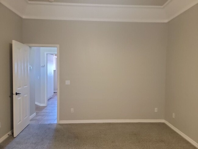 Building Photo - Single-Level 3 Bedroom Home with Fenced Ya...