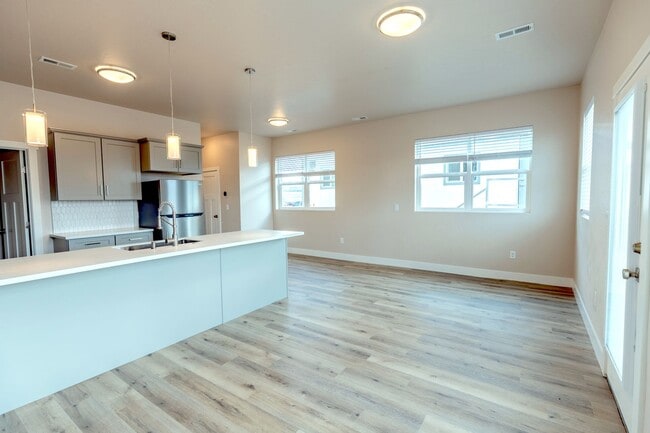 Building Photo - Beautiful 3br Townhome w 1-car Garage (2024)