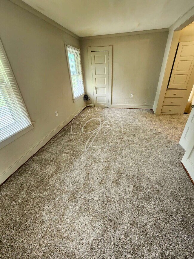 Building Photo - Spacious 3-Bedroom Home with Bonus Room and 1.5 Baths