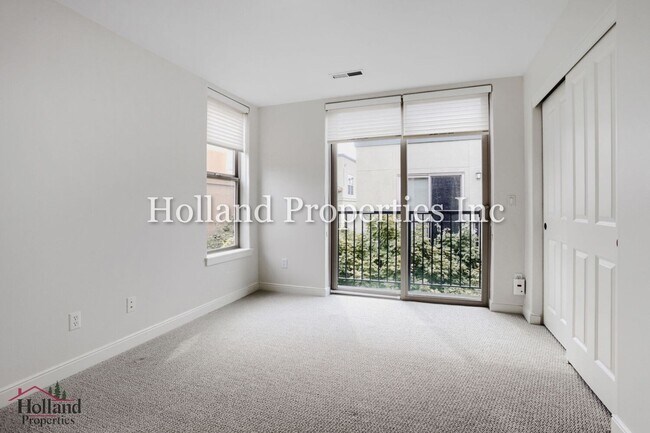 Building Photo - 6267 NE Carillion Dr