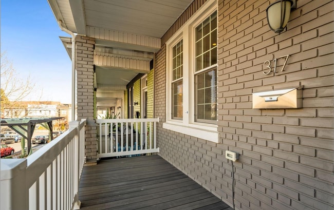 Building Photo - 4 bed 3.5 bath. Parking! Pets Welcome!