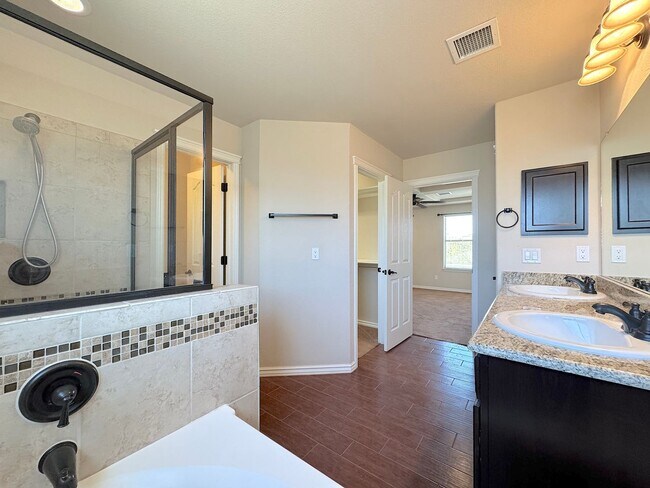 Building Photo - West El Paso 4bed/3bath + office - Refrig ...