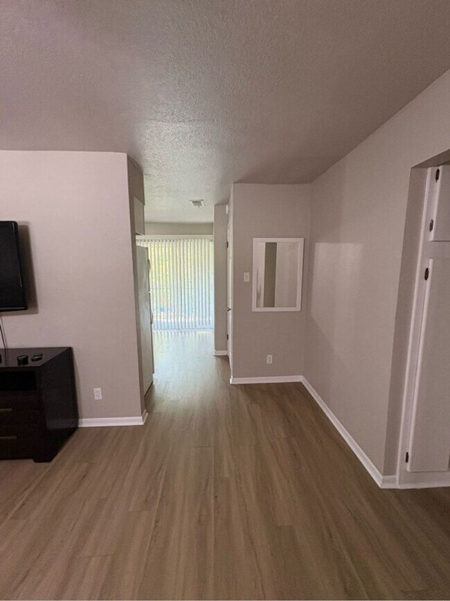 Building Photo - 204 W Mockingbird Ln