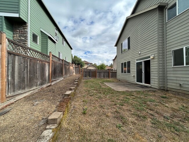 Building Photo - Spacious 4 Bed, 2.5 Bath Home!
