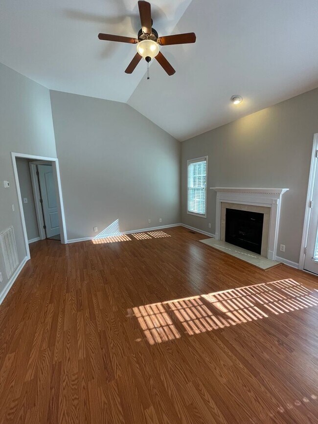 Building Photo - 122 Saddlecreek