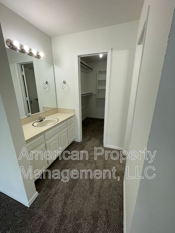 Building Photo - 1704 W 62nd St S
