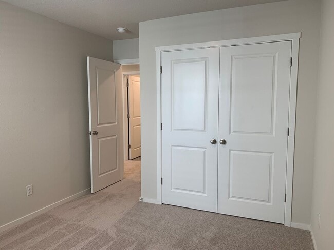 Building Photo - 4 BED/2.5 BATH PLUS A HUGE BONUS ROOM! HIGH END FINISHES! LARGE FENCED BACKYARD !