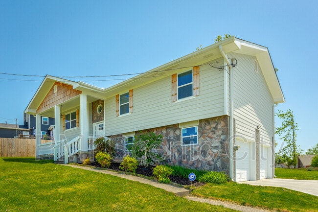 Building Photo - 8128 Fallen Maple Dr