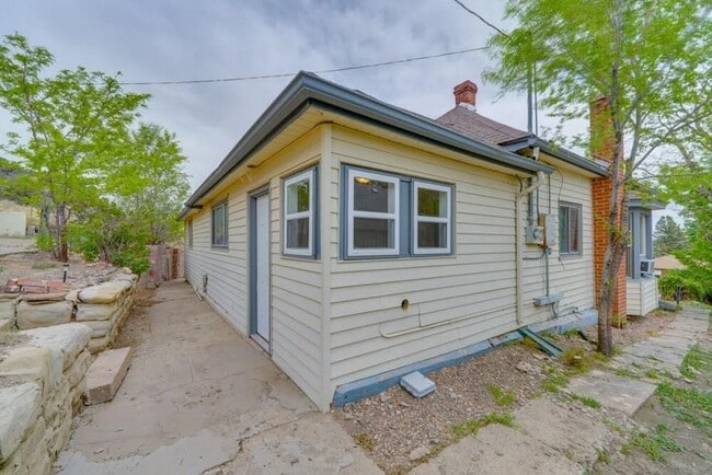 Building Photo - 4 bedroom 2 bath Home