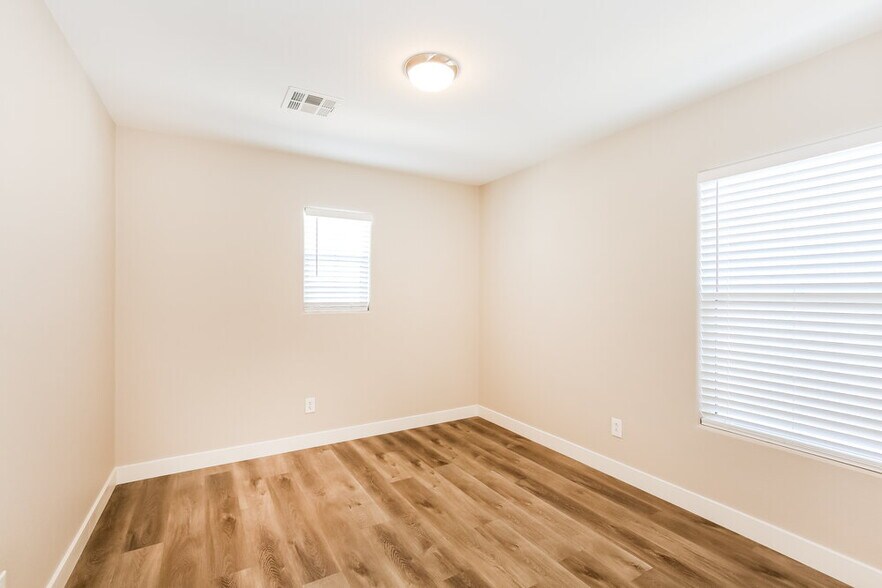 Building Photo - 25 Copper Pine Ave