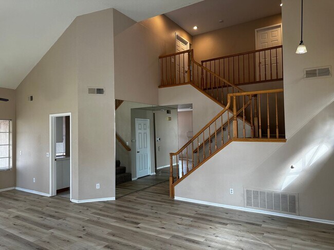 Building Photo - Beautiful Orangecrest Rental – Move-In Ready!