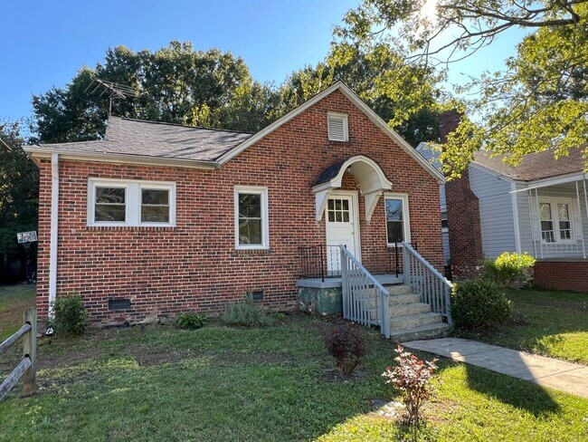 Building Photo - Two bedroom, 1 bath house in Burlington