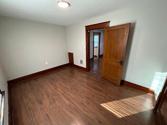 Building Photo - 624 E 24th St