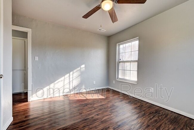 Building Photo - 12813 NE 37th St