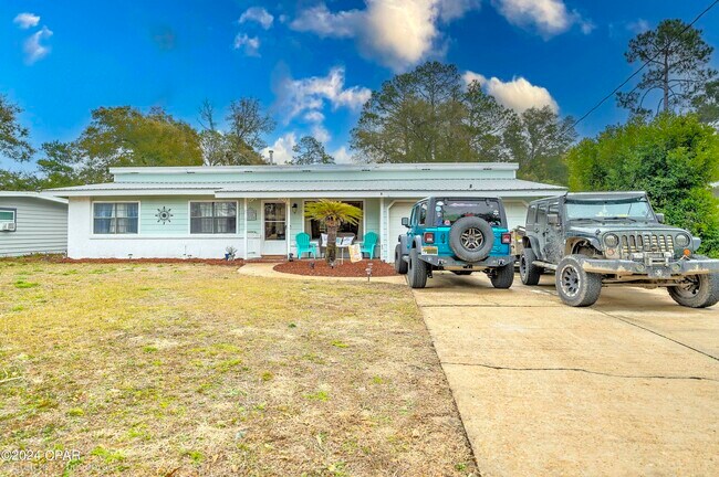 Building Photo - 208 Carolyn Ave