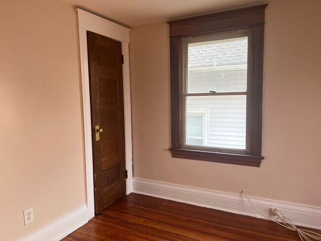 Building Photo - SINGLE FAMIKY FOR RENT IN MAPLEWOOD LOCATION !