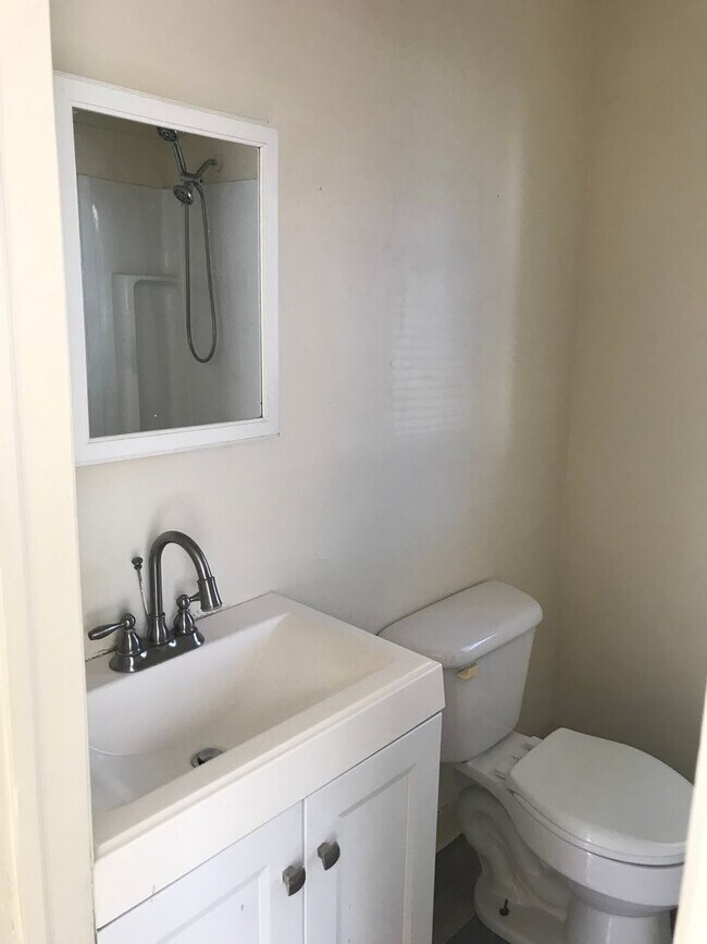 Building Photo - 4 Bedroom Single Family Home in Fairhaven