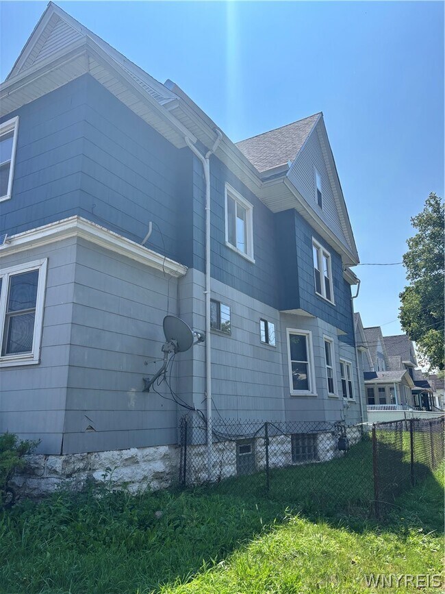 Building Photo - 215 Ludington St