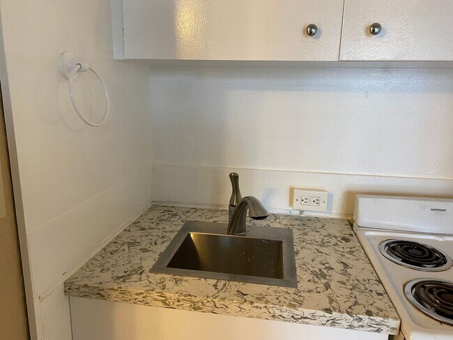 Building Photo - Studio in Waikiki, all utilities included. No parking.