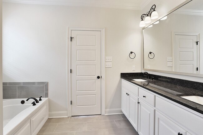 Building Photo - Beautiful 3 Bedroom, 3 Full Bath