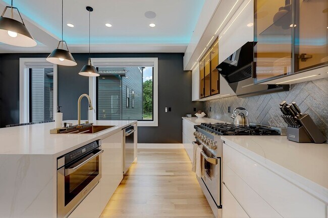 Building Photo - 2111 Cahal Ave
