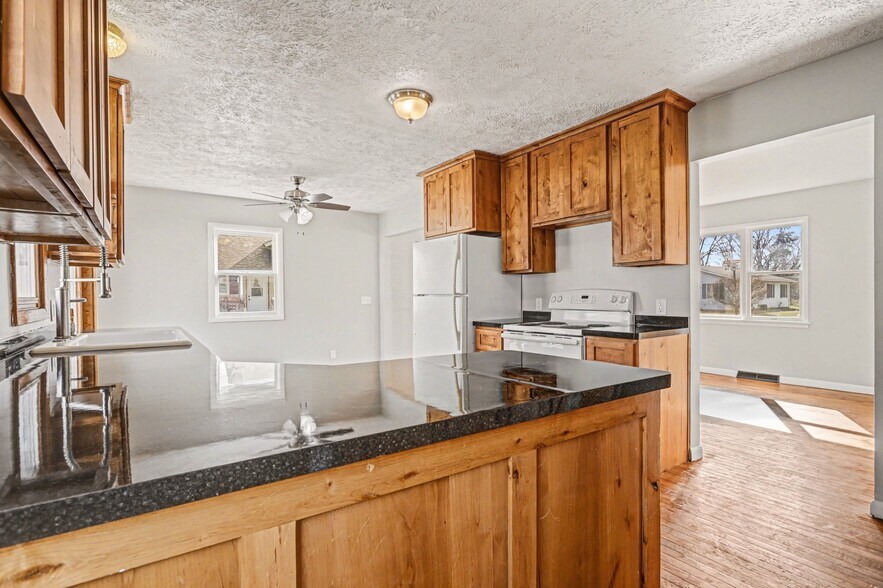 Building Photo - 205 E Murray Ave