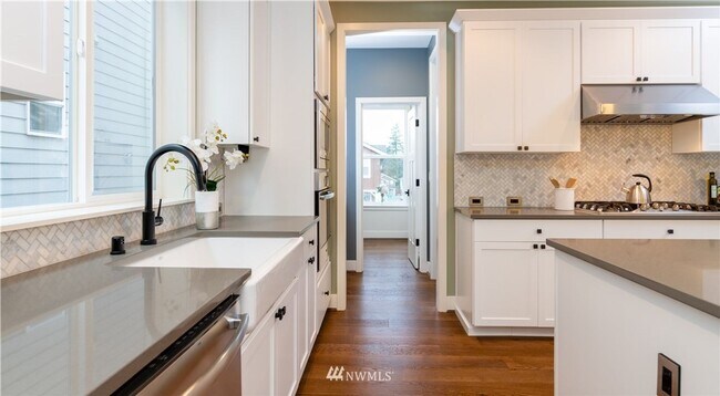 Building Photo - 4 Bedroom Oversized Home in Mountlake Terrace- Office Space and Charging Station