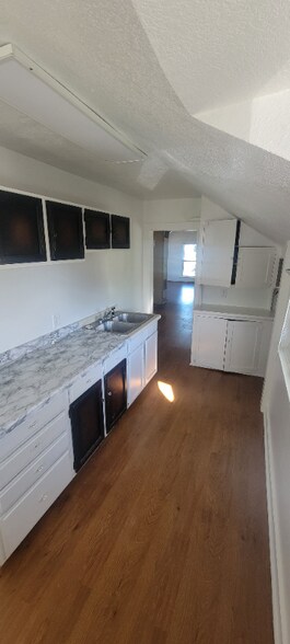 Building Photo - 865 W 5th St