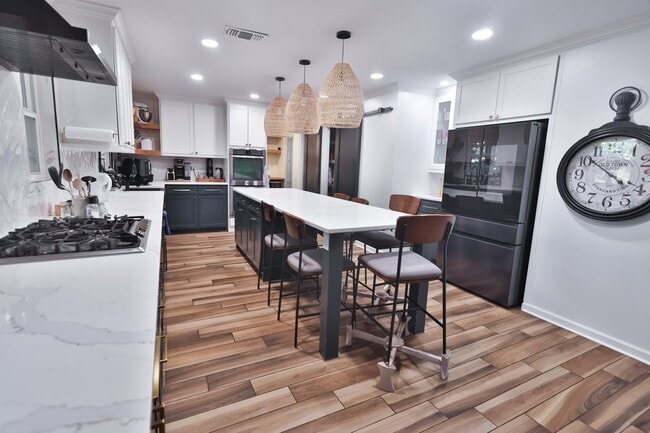 Building Photo - 16322 Southampton Dr