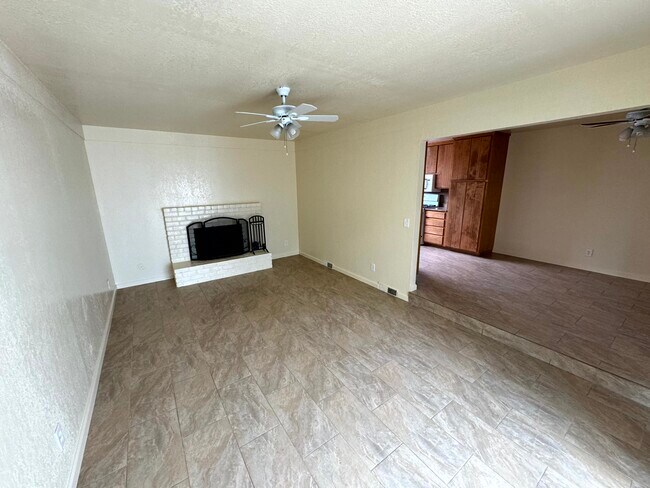 Building Photo - 487 Larson Ct