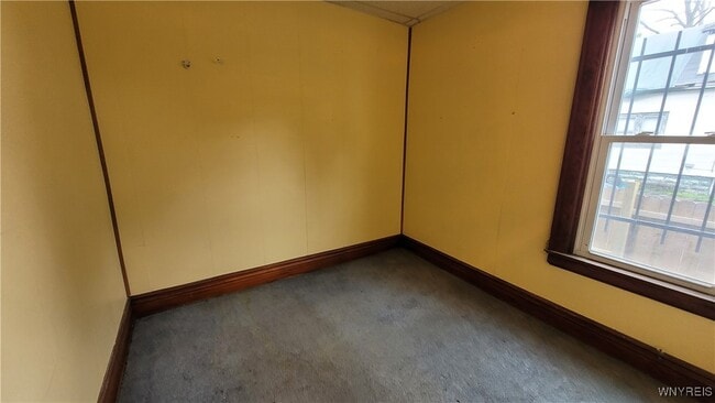 Building Photo - 325 Box Ave