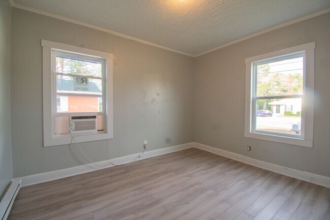 Building Photo - 1 Bedroom 1 Bathroom- New LVP Flooring!