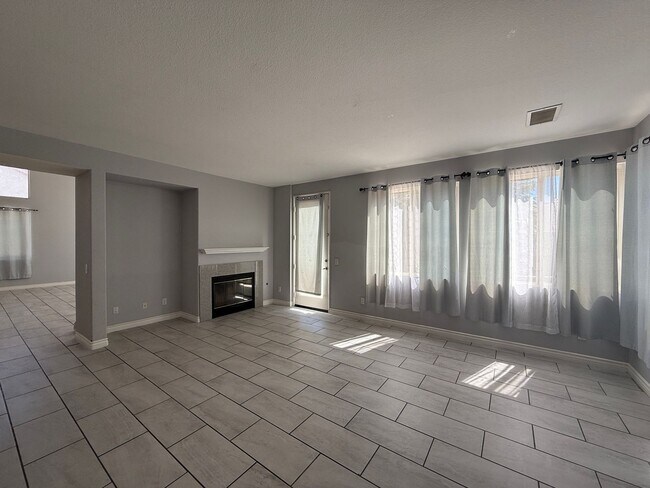 Building Photo - Available Now Palmdale 7 bedrooms !