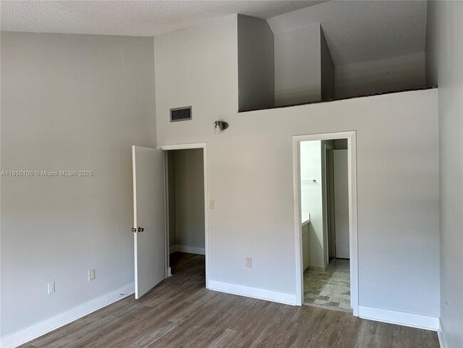 Building Photo - 10152 SW 77th Ct