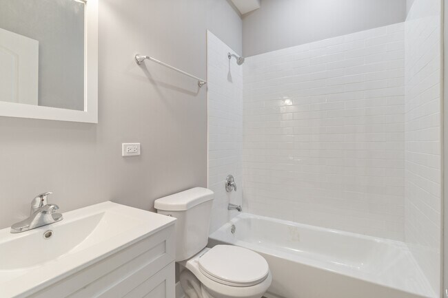 Building Photo - Beautiful, Rehabbed 2b/2b, Ukrainian Village, Avail 6/15!