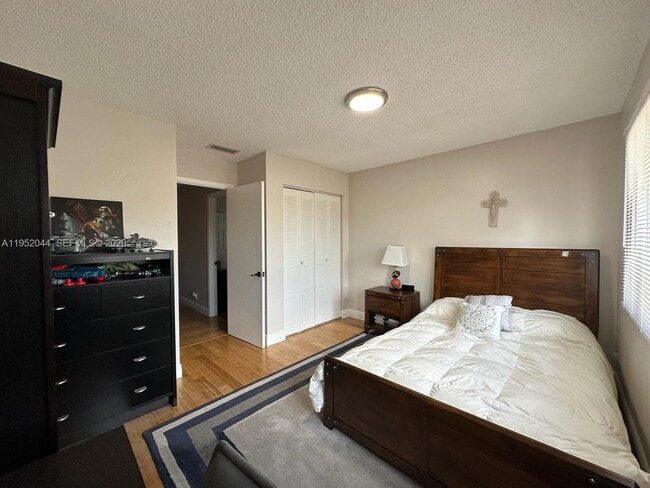 Building Photo - 8320 SW 39th Ct